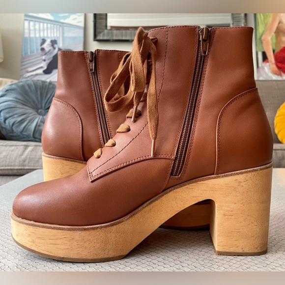 TODAY ONLY✨🤎 CHARLOTTE STONE LUGGAGE BROWN LINDY CLOG BOOT W/DUSTBAG 🤎 - Picture 3 of 13